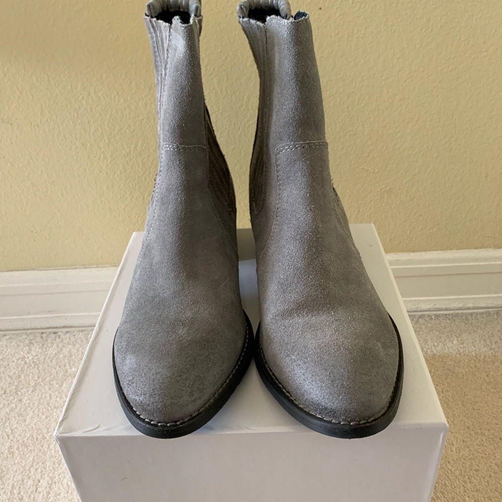 Splendid boots. Grey suede. Size 9. Normal signs of wear.